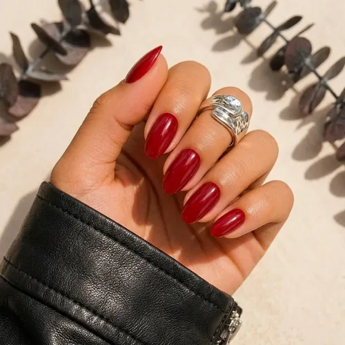 Inspiration pose simple rouge profond sur ongles amande